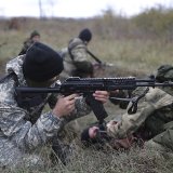 Ceux qui ont vécu la Guerre froide ont une autre approche de la Russie, donne comme explication le directeur de Sotomo Michael Hermann (photo d'illustration de recrues russes à l'entraînement).